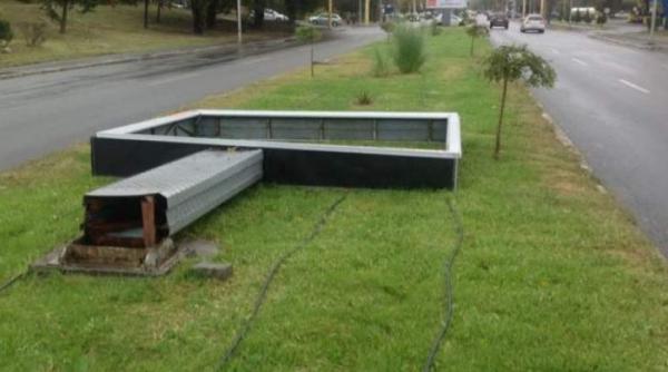 situatie incredibila un barbat a fost lovit de un panou publicitar pus la pamant de vant in mangalia