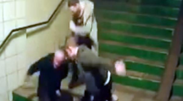 video cei doi indivizi care au batut cu salbaticie un batran au fost arestati