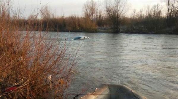 alerta in sighetu marmatiei o femeie s a rasturnat cu masina intr un rau