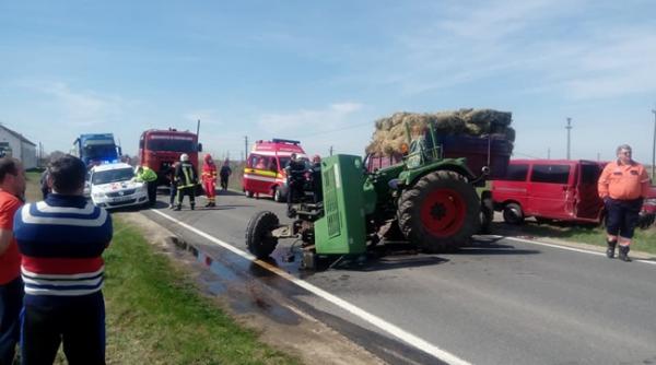 trei persoane au ajuns la spital dupa ce un microbuz a spulberat un tractor la sannicolau mare