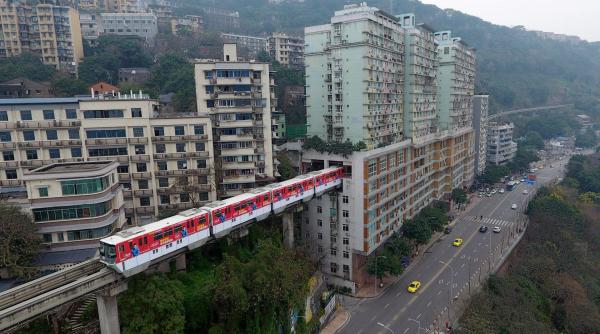video un tunel unic in lume cum trece un tren printr un bloc de locuinte