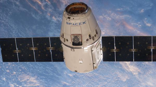 o capsula dragon lansata de spacex s a conectat la statia spatiala internationala