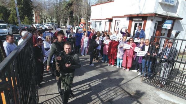 protest spontan in curtea institutului marius nasta