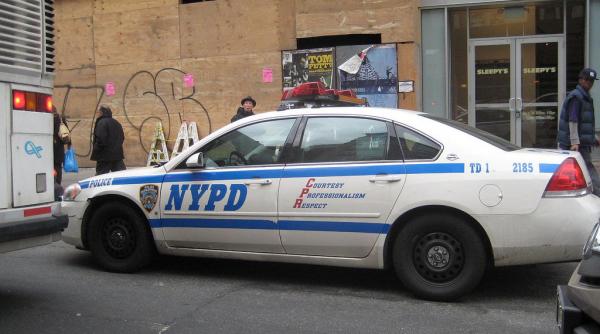 un barbat de culoare a fost impuscat de politia din new york dupa ce a indreptat o teava de metal spre ei