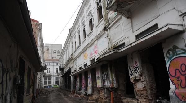 bucati de tencuiala dintr o cladire au cazut peste doua autoturisme parcate in centrul vechi al capitalei