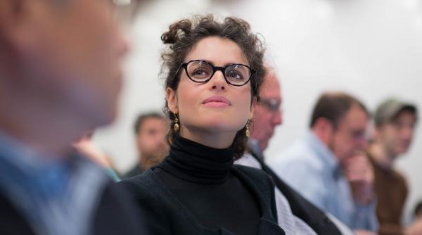 brad pitt se intalneste cu neri oxman de cel putin sase luni