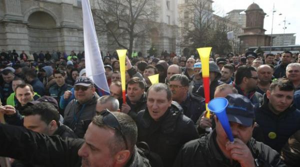 protest in fata ministerului de interne manifestantii reclama lipsa de cultura din institutiile statului