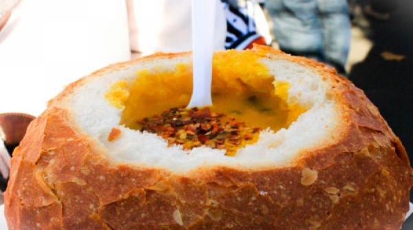 supa crema de dovleac servita in paine reteta delicioasa