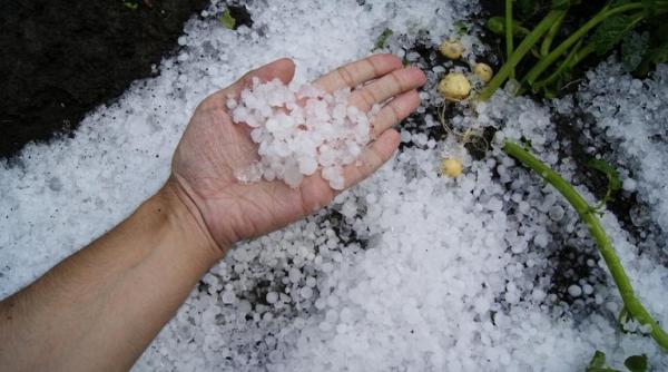 o furtuna cu grindina a facut cel putin 15 victime in india