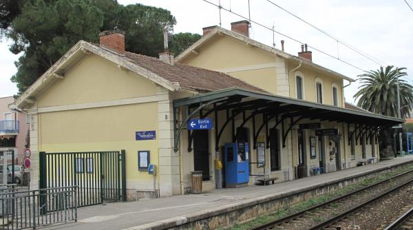 politisti francezi acuzati ca au modificat datele de nastere ale copiilor migranti