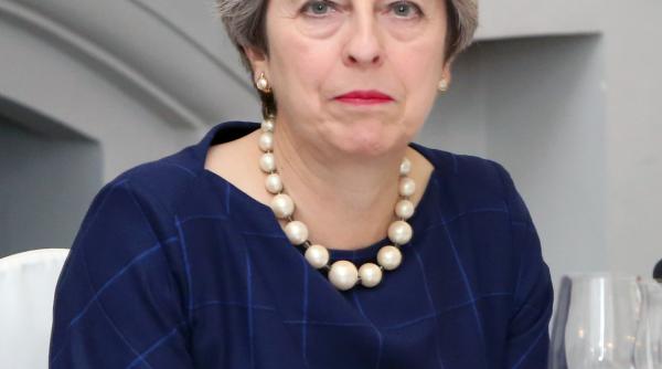 theresa may si a convocat ministrii pentru a discuta o posibila actiune militara in siria