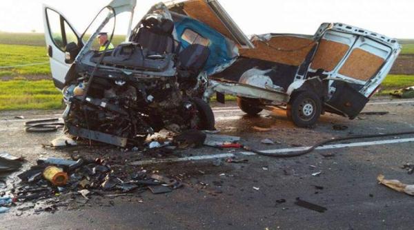 un tanar a murit pe loc iar alti doi barbati au ramas incarcerati in urma unui grav accident rutier in dolj