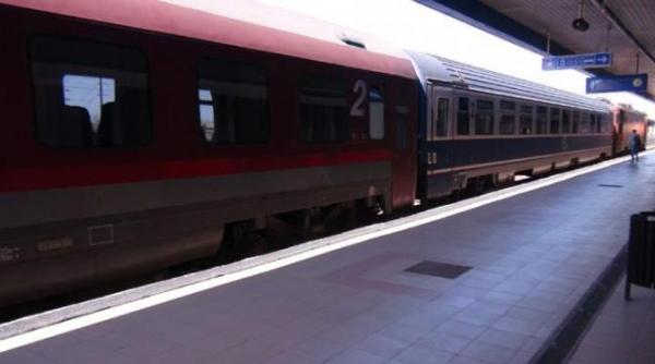un tanar a murit pe peron in timp ce astepta trenul