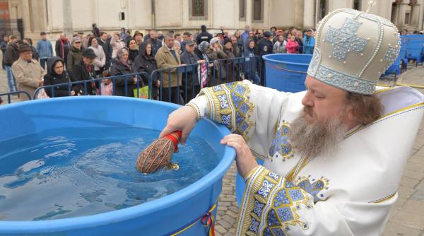 aproximativ 1 000 de credinciosi au asistat la sfintirea agheasmei mici la patriarhie
