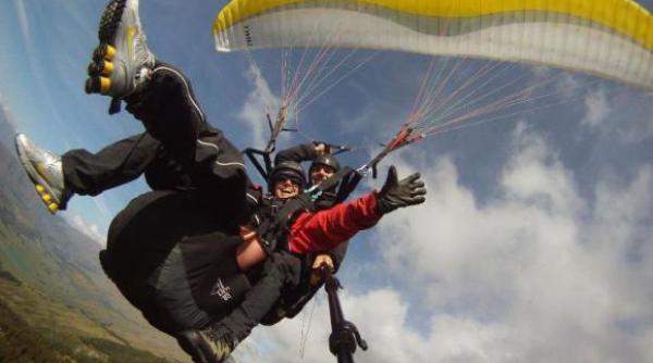 festivalul aerociudatilor aduce zeci de parapantisti in statiunea parang