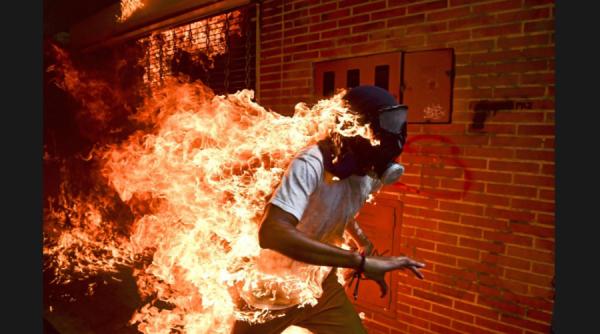 fotografia unui om cuprins de flacari in timpul protestelor din venezuela castigatoarea world press photo 2018