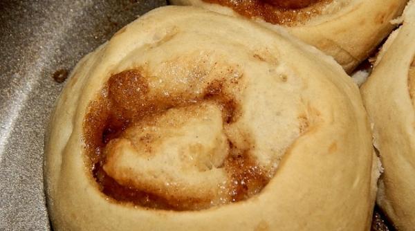o brutarie din sua a preparat cel mai mare rulou cu scortisoara care cantareste o jumatate de tona