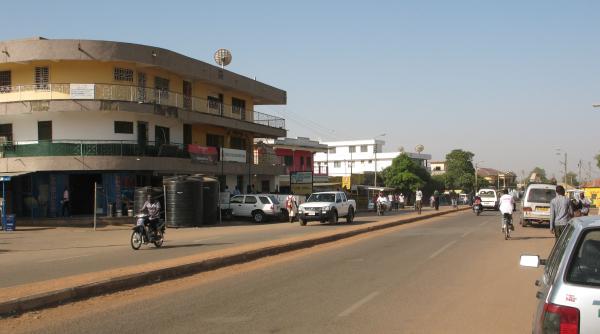 in ghana plasticul reciclat este utilizat la amenajarea de drumuri si trotuare