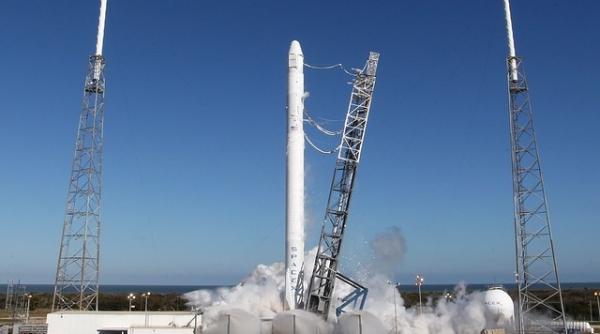 spacex a amanat lansarea rachetei falcon 9