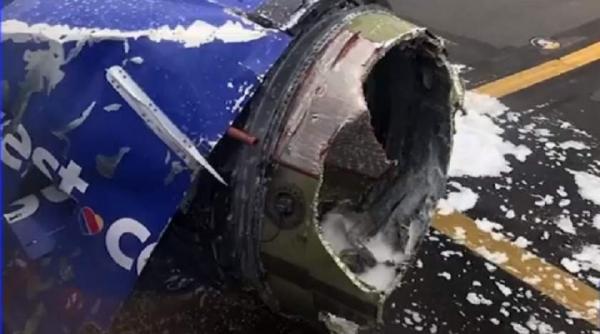clipe de groaza la bordul unui avion dupa ce un motor a explodat