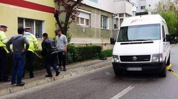 o fetita a alunecat de pe o bordura fix sub rotile unei masini in timp ce vorbea la telefon