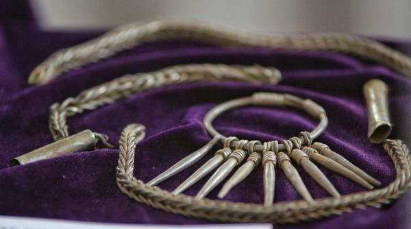 galerie foto muzeul national de istorie prezinta 473 de monede si 18 podoabe dacice din argint recuperate din austria