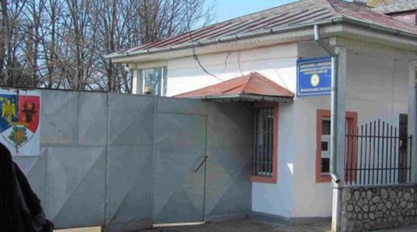 un detinut protesteaza pe acoperisul penitenciarului din focsani de peste 30 de ore