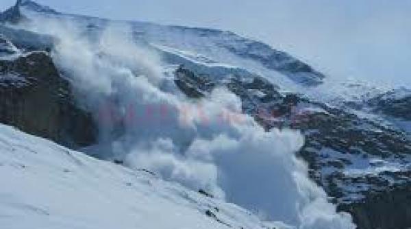 avertisment de la salvamontisti risc insemnat de avalansa la peste 2 000 de metri altitudine