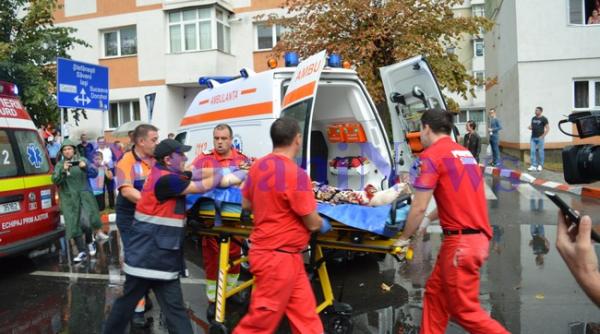 un barbat si nepoata sa de 4 ani transportati la spital dupa ce au fost intoxicati cu fum in urma unui incendiu