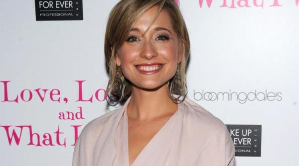 actrita americana allison mack arestata si pusa sub acuzare pentru trafic sexual