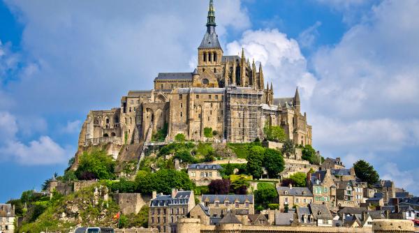 autoritatile franceze au evacuat insula mont saint michel dupa ce un barbat a amenintat politia