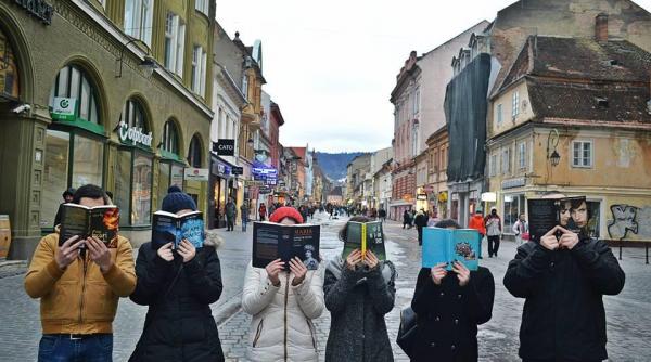 lant uman de cartea recordurilor la brasov unde fiecare participant a citit o fraza din romanul descult