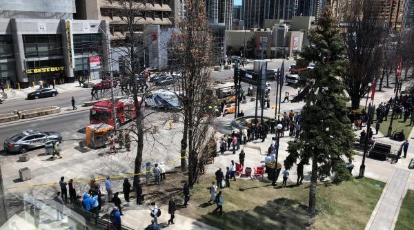 alerta o furgoneta a intrat in pietonii de pe un trotuar din toronto