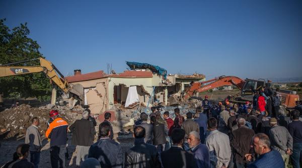 cutremur puternic in turcia cel putin 39 de raniti si numeroase cladiri au fost avariate