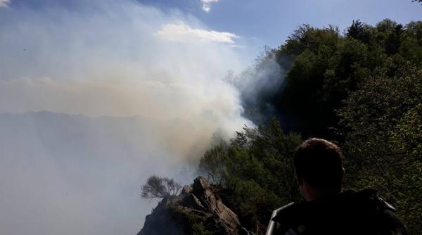 pompierii actioneaza pentru lichidarea ultimelor focare ale incendiului de vegetatie de langa cetatea poenari