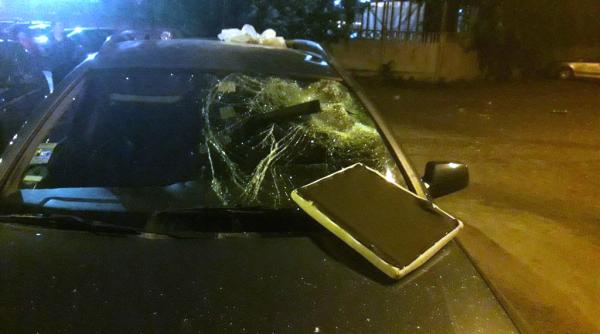 barbat care a distrus doua masini impuscat de politisti dupa ce a incercat sa ii loveasca cu un topor