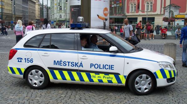 cinci olandezi retinuti la praga pentru ranirea grava a unui chelner