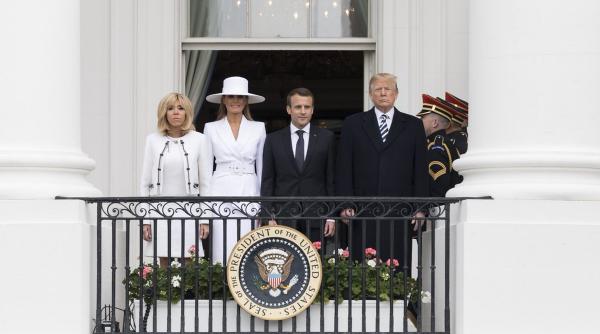 video momente bizare intre donald trump si emmanuel macron