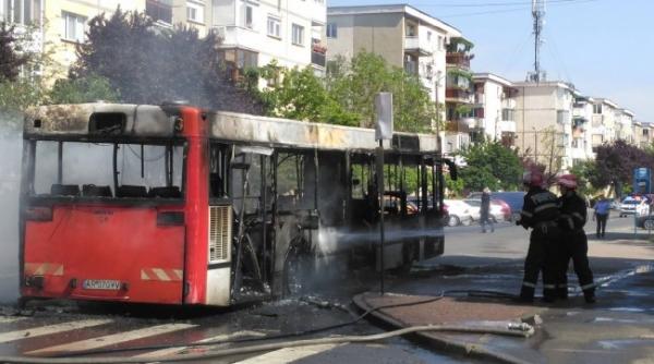 alerta in arad un autobuz a ars aproape complet dupa ce a luat foc in trafic