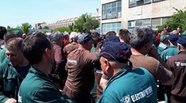 angajatii eletroputere craiova protesteaza de doua zile