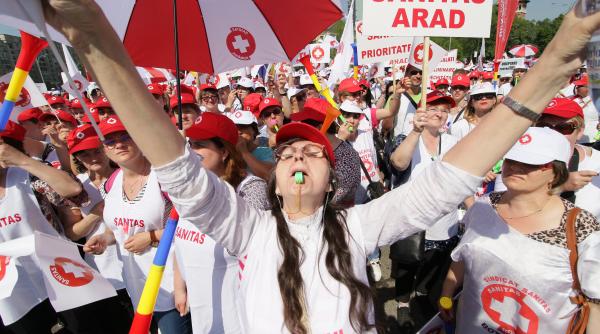 mii de sindicalisti din sanatate isi striga nemultumirile in fata guvernului