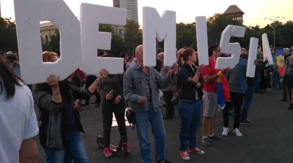 peste 150 de persoane in piata victoriei solicita demisia premierului viorica dancila