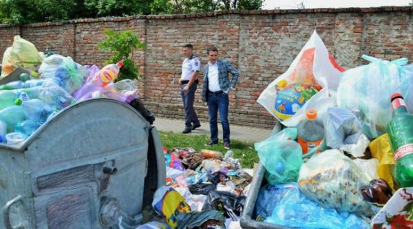 aradul este inghitit de muntii de gunoaie