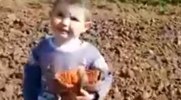 video momentul emotionant in care un voluntar gaseste baietelul disparut