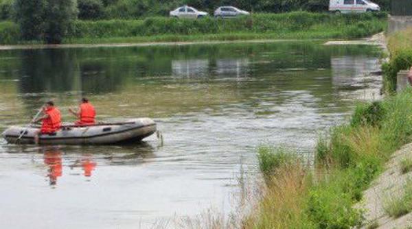 cadavrul unei persoane a fost descoperit plutind pe un lac din judetul cluj