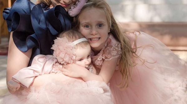 catalina porumbel la mare la soare cu toata echipa