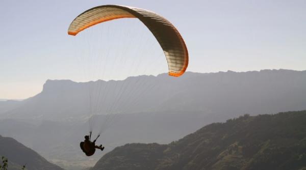 cetatean ungar ranit dupa ce a cazut cu parapanta in zona odorhei