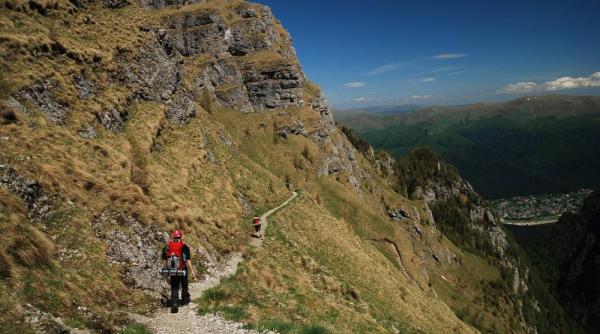 o femeie si un copil au cazut pe traseul jepii mici