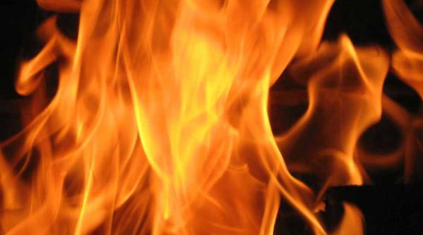 familie salvata dintr o casa in flacari