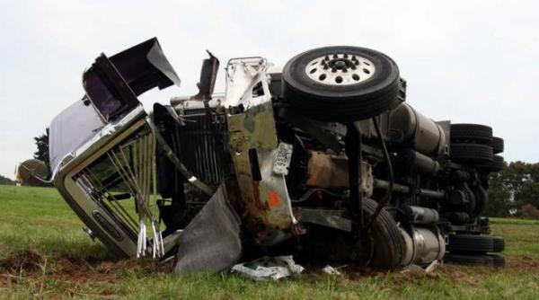 accident teribil pe dn 2 un mort si doi raniti
